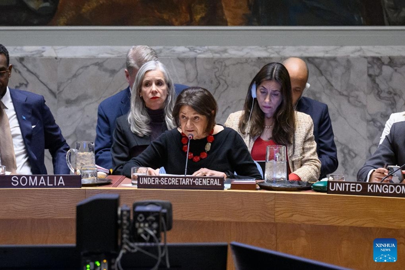 Naibu Katibu Mkuu wa Umoja wa Mataifa anayeshughulikia Masuala ya Kisiasa Rosemary DiCarlo (kati, mbele) akizungumza katika mkutano wa dharura wa Baraza la Usalama kwa niaba ya Katibu Mkuu wa Umoja wa Mataifa Antonio Guterres, kwenye makao makuu ya Umoja wa Mataifa mjini New York, Januari 5, 2026. (Loey Felipe/Picha ya Umoja wa Mataifa/kupitia Xinhua)