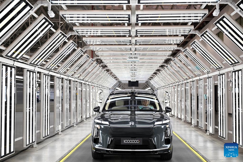 Picha hii iliyopigwa Januari 6, 2026 ikionyesha gari la milioni 1 la NIO kwenye Kituo cha Pili cha Uundaji wa Magari wa Hali ya Juu cha NIO  huko Hefei, Mkoa wa Anhui, Mashariki mwa China. (Xinhua/Huang Bohan)