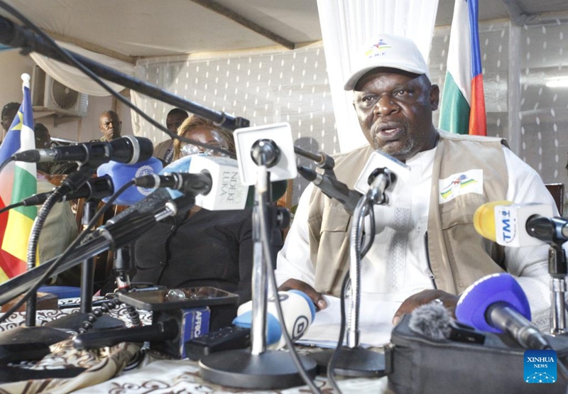 Mathias Barthelemy Morouba, Mkuu wa Mamlaka ya Kitaifa ya Uchaguzi, akisoma matokeo ya awali ya uchaguzi wa rais, mjini Bangui, Jamhuri ya Afrika ya Kati, Januari 5, 2026. (Xinhua)