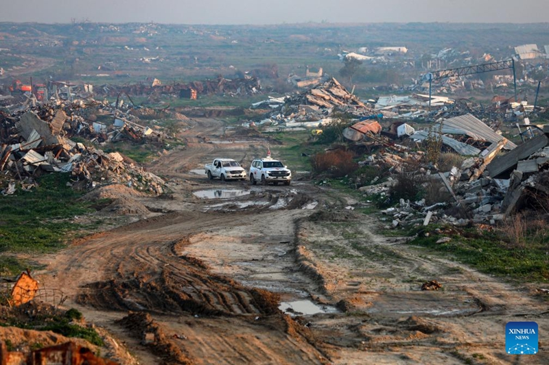 Wafanyakazi kutoka Kamati ya Kimataifa ya Msalaba Mwekundu wakitafuta mwili wa mateka wa mwisho wa Israeli mashariki mwa makazi ya Zeitoun, kusini mashariki mwa Mji wa Gaza, Januari 7, 2025. (Picha na Rizek Abdeljawad/Xinhua)