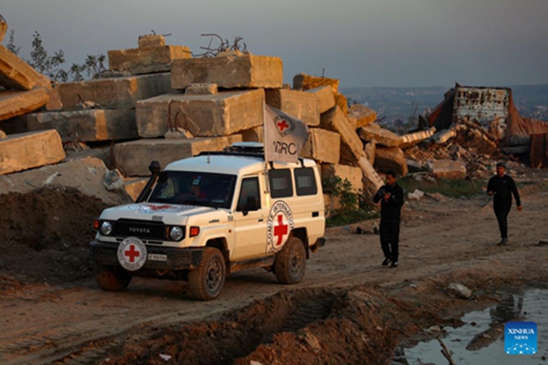 Wafanyakazi kutoka Kamati ya Kimataifa ya Msalaba Mwekundu wakitafuta mwili wa mateka wa mwisho wa Israeli mashariki mwa makazi ya Zeitoun, kusini mashariki mwa Mji wa Gaza, Januari 7, 2025. (Picha na Rizek Abdeljawad/Xinhua)