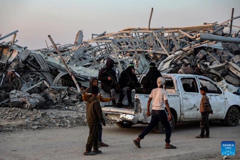 Wanamgambo wa Hamas wakitafuta mwili wa mateka wa mwisho wa Israeli mashariki mwa makazi ya Zeitoun, kusini mashariki mwa Mji wa Gaza, Januari 7, 2025. (Picha na Rizek Abdeljawad/Xinhua)