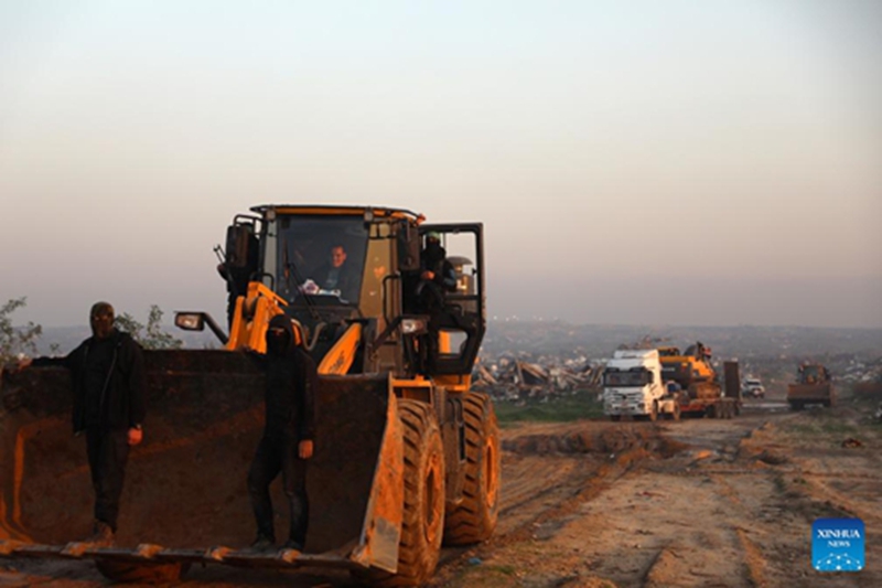 Wanamgambo wa Hamas wakitafuta mwili wa mateka wa mwisho wa Israeli mashariki mwa makazi ya Zeitoun, kusini mashariki mwa Mji wa Gaza, Januari 7, 2025. (Picha na Rizek Abdeljawad/Xinhua)