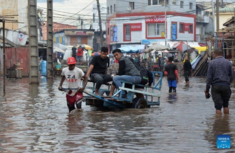 Watu wakiwa wamepanda mkokoteni ili kupita kwenye maji ya mafuriko huko Antananarivo, mji mkuu wa Madagascar, Januari 7, 2026. (Picha na Sitraka Rajaonarison/Xinhua)
