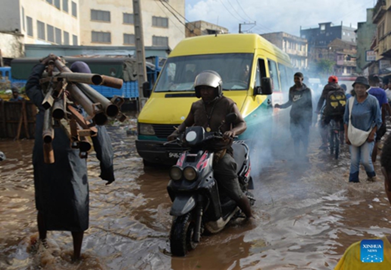 Watu wakivuka barabara iliyofurika maji kwenye mtaa mmoja mjini Antananarivo, Madagascar, Januari 7, 2026. (Picha na Sitraka Rajaonarison/Xinhua)