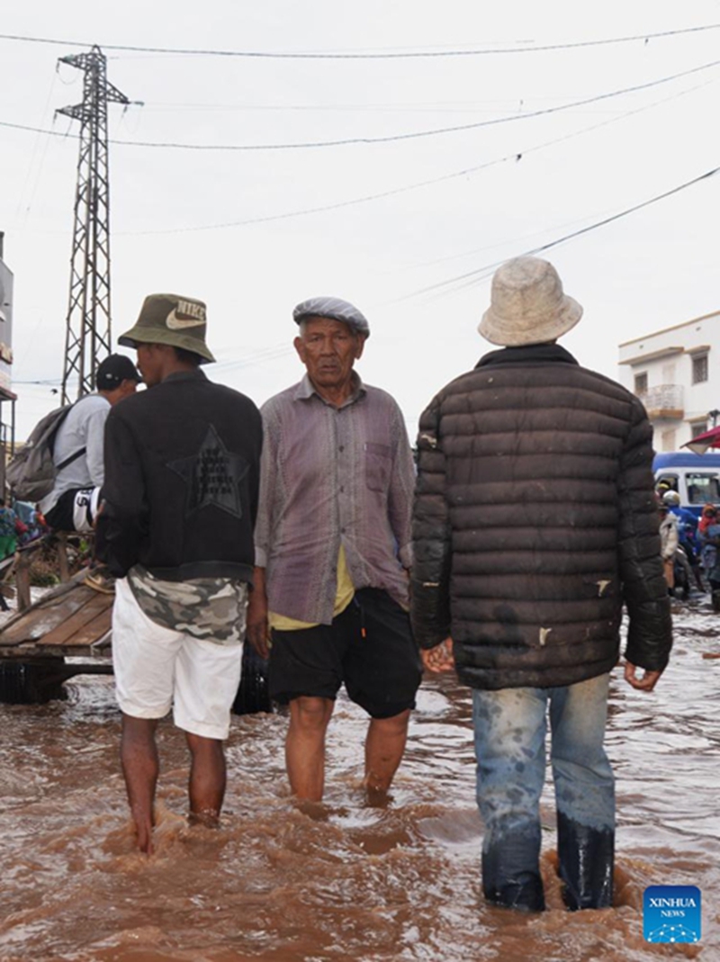 Watu wakitembea kupitia maji ya mafuriko kwenye mtaa mjini Antananarivo, Madagascar, Januari 7, 2026. (Picha na Sitraka Rajaonarison/Xinhua)