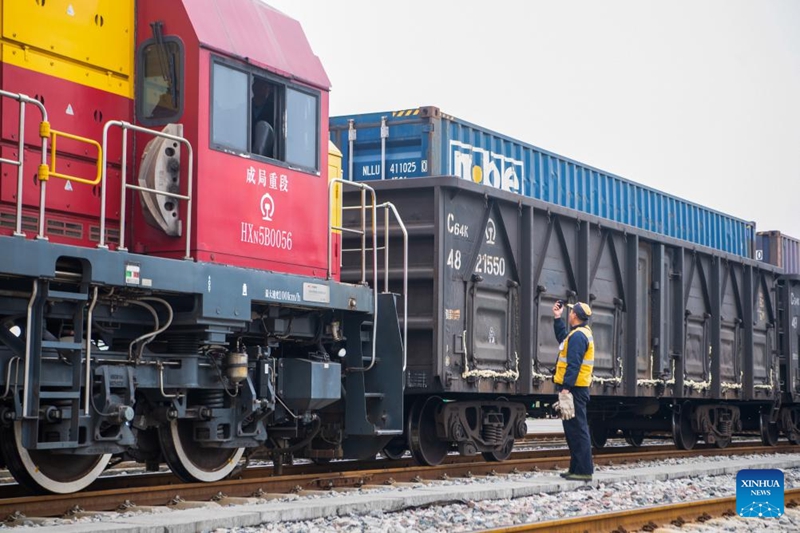 Treni ya mizigo iliyopakia magari yanayotumia nishati mpya yaliyoundwa Chongqing ikisubiri kuondoka katika Stesheni ya Reli ya Yuzui ya Bandari ya Guoyuan huko Chongqing, kusini magharibi mwa China, Januari 7, 2026. (Xinhua/Tang Yi)
