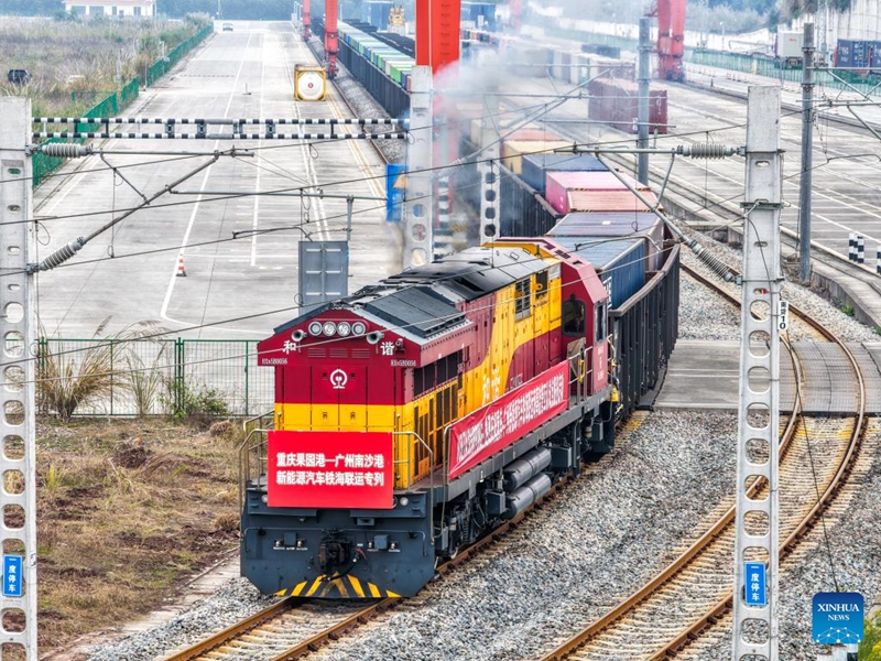Treni ya mizigo ya usafirishaji kwenye reli na baharini iliyopakia magari yanayotumia nishati mpya yaondoka Chongqing, China