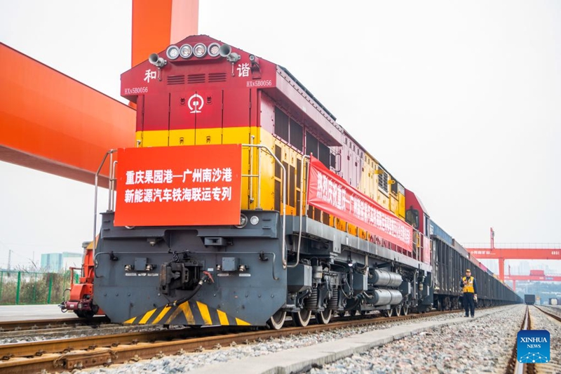 Treni ya mizigo ya usafirishaji kwenye reli na baharini iliyopakia magari yanayotumia nishati mpya yaondoka Chongqing, China