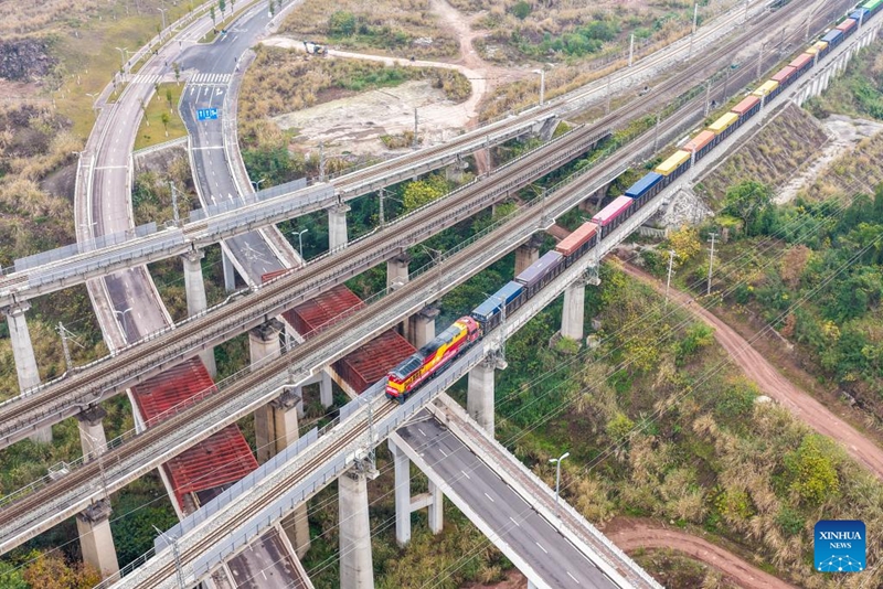 Treni ya mizigo ya usafirishaji kwenye reli na baharini iliyopakia magari yanayotumia nishati mpya yaondoka Chongqing, China