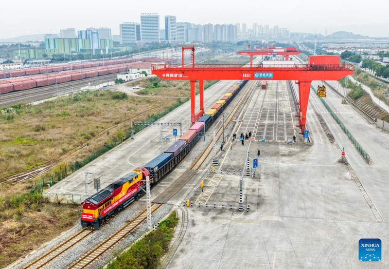 Treni ya mizigo ya usafirishaji kwenye reli na baharini iliyopakia magari yanayotumia nishati mpya yaondoka Chongqing, China