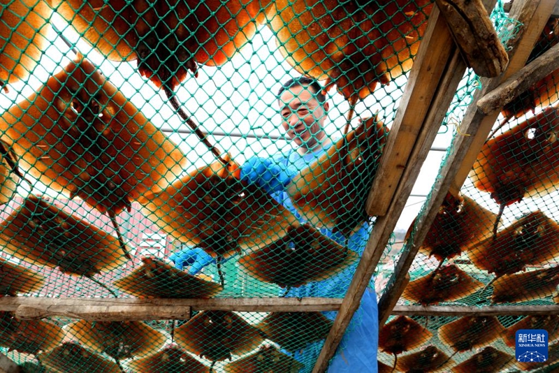 Wavuvi washughulikia kukausha samaki katika Mkoa wa Shandong