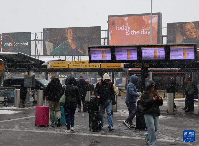 Abiria wakitembea nje ya Uwanja wa Ndege wa Schiphol baada ya usafiri wa ndege nyingi kufutwa, mjini Amsterdam, Uholanzi, Januari 7, 2026. (Picha na Xinhua)