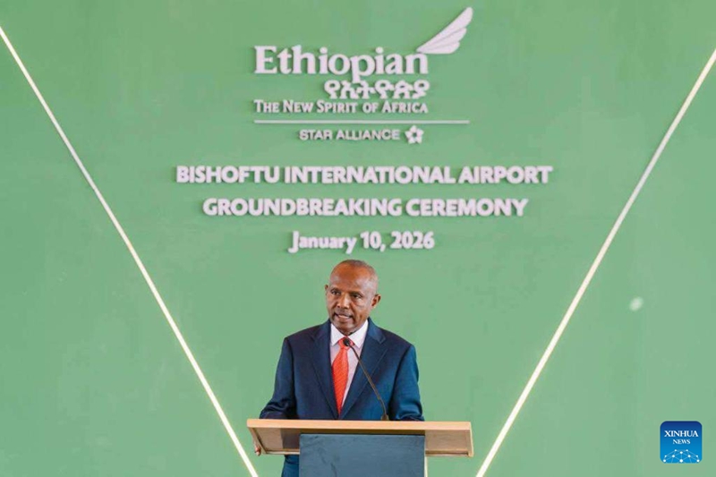 Mesfin Tasew, Ofisa Mtendaji Mkuu wa Kundi la Kampuni za Ndege la Ethiopia, akizungumza kwenye hafla ya uwekaji jiwe la msingi  la ujenzi wa Uwanja wa Ndege wa Kimataifa wa Bishoftu, karibu na mji wa Bishoftu katika Jimbo la Oromia nchini Ethiopia, Januari 10, 2026. (Kundi la Kampuni za Shirika la Ndege la Ethiopia/kupitia Xinhua)