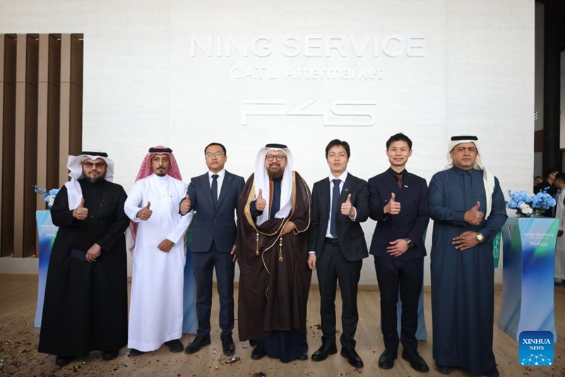 Wageni wa China na Saudi Arabia wakipiga picha kwenye Kituo cha kwanza cha Kutoa Huduma cha NING SERVICE cha Mashariki ya Kati mjini Riyadh, Saudi Arabia, Januari 10, 2026. (CATL/kupitia Xinhua)
