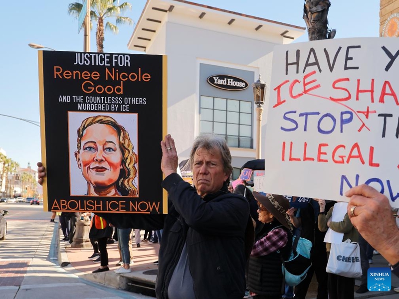 Watu wakishiriki kwenye maandamano dhidi ya Idara ya Uhamiaji na Usimamizi wa Forodha (ICE) mjini Pasadena, Kaunti ya Los Angeles, California, Marekani, Januari 10, 2026. (Xinhua)