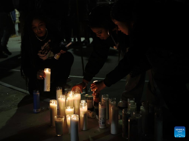 Watu wakishiriki katika mkesha wa kumuomboleza Renee Good, ambaye aliuawa kwa kupigwa risasi na askari wa Idara ya Uhamiaji na Usimamizi wa Forodha (ICE), mjini Carson, Kaunti ya Los Angeles, California, Marekani, Januari 10, 2026. (Xinhua)