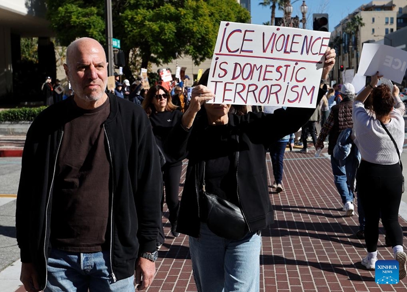 Watu wakishiriki katika maandamano dhidi ya Idara ya Uhamiaji na Usimamizi wa Forodha (ICE) mjini Pasadena, Kaunti ya Los Angeles, California, Marekani, Januari 10, 2026. (Xinhua)