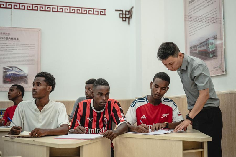 Li Wenbiao (wa kwanza, kulia), mwalimu kutoka Taasisi ya Confucius nchini Djibouti, akifundisha wanafunzi lugha ya Kichina kwenye Karakana ya Luban, eneo la kufundishia la Taasisi ya Confucius, katika Mji wa Djibouti, Djibouti, Novemba 6, 2024. (Xinhua/Wang Guansen)