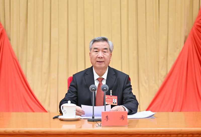 Li Xi, mjumbe wa kudumu  wa Ofisi ya Siasa ya Kamati Kuu ya Chama cha Kikomunisti cha China (CPC) ambaye pia ni katibu wa Kamati Kuu ya Ukaguzi wa Nidhamu ya CPC (CCDI), akitoa ripoti ya kazi kwa niaba ya Kamati ya Kudumu ya CCDI kwenye mkutano wa tano wa wajumbe wote wa kamati kuu ya 20 ya Ukaguzi wa Nidhamu ya CPC (CCDI) Januari 6, 2025. (Xinhua/Yue Yuewei)