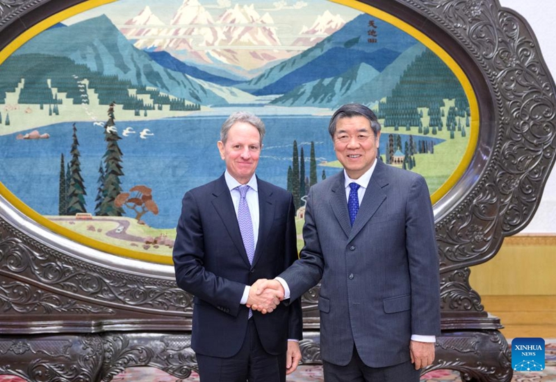 Naibu Waziri Mkuu wa China He Lifeng, ambaye pia ni Mjumbe wa Ofisi ya Siasa ya Kamati Kuu ya Chama cha Kikomunisti cha China (CPC), akikutana na Waziri wa Fedha wa zamani wa Marekani Timothy Geithner, ambaye sasa ni mwenyekiti wa Warburg Pincus, kwenye Jumba la Mikutano ya Umma la Beijing, China, Januari 12, 2026. (Xinhua/Jin Liangkuai)