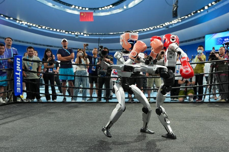 Picha hii iliyopigwa Agosti 15, 2025 ikionyesha roboti za muundo wa binadamu zikishiriki pambano la kickboxing katika Michezo ya Dunia ya Roboti za Muundo wa Binadamu Mwaka 2025 mjini Beijing, mji mkuu wa China. (Xinhua/Ju Huanzong)