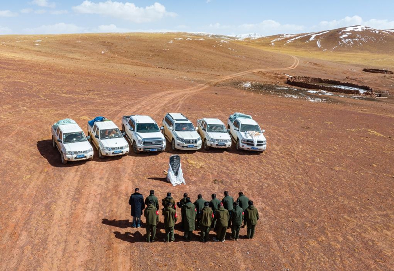 Alikimbia kwa kasi kumwokoa mtoto swala wa Tibet aliyeanguka majini