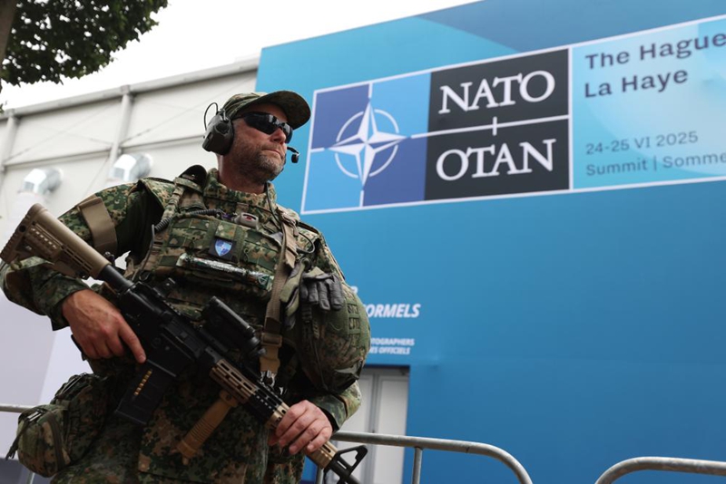 Askari wa ulinzi akiwa zamu yake kwenye ukumbi wa mkutano wa viongozi wa Jumuiya ya NATO  huko The Hague, Uholanzi, Juni 24, 2025. (Xinhua/Zhao Dingzhe)