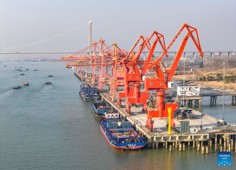 Picha iliyopigwa Januari 14, 2026 ikionyesha meli za mizigo zikipakia na kupakua makontena kwenye gati la makontena la Bandari ya Taizhou mjini Taizhou, Mkoani Jiangsu, mashariki mwa China. (Picha na Zhou Shegen/Xinhua)