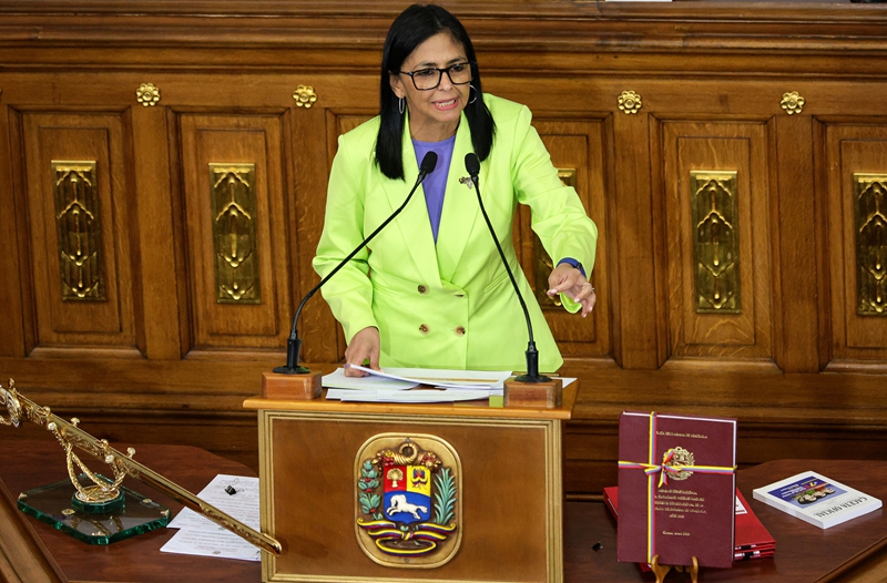 Kaimu Rais wa Venezuela Delcy Rodriguez (katikati) akitoa ripoti yake ya mwaka bungeni akiwa kwa niaba ya chombo cha mambo ya utawala  huko Caracas, Venezuela, Januari 15, 2026. (Picha na Marco Salgado/Xinhua)