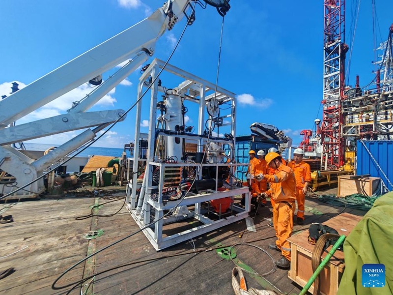 Wafanyakazi wakiandaa uendeshaji wa majaribio wa roboti ya kwanza ya chini ya bahari iliyoundwa na China kwa kujitegemea yenye uwezo wa kufanya uchimbaji wa 3D na ufuatiliaji wa papo hapo (in-situ monitoring) ndani ya tabaka la chini ya bahari katika Bahari ya Kusini ya China, Oktoba 14, 2025. (Idara ya Utafiti wa Jiolojia ya Baharini ya Guangzhou/kupitia Xinhua)