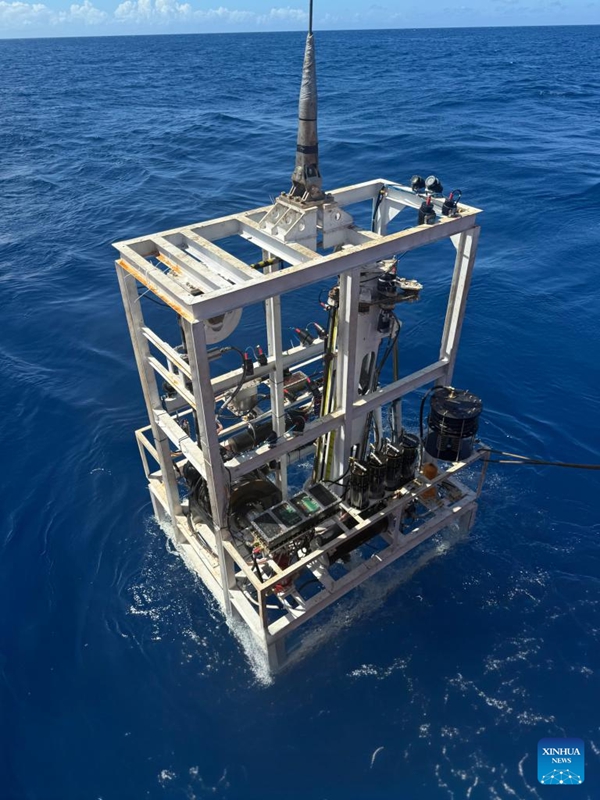 Picha iliyopigwa Oktoba 14, 2025 ikionyesha roboti ya kwanza ya chini ya bahari iliyoundwa na China kwa kujitegemea yenye uwezo wa kufanya uchimbaji wa 3D na ufuatiliaji wa papo hapo ndani ya tabaka la chini ya bahari katika Bahari ya Kusini ya China. (Idara ya Utafiti wa Jiolojia ya Baharini ya Guangzhou/kupitia Xinhua)