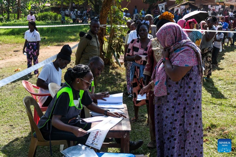 Watu wakiwa wamepanga foleni kuchukua karatasi za kupigia kura kwenye kituo cha kupigia kura Wilaya ya Wakiso, Uganda, Januari 15, 2026. (Picha na Mary Kansiime/Xinhua)