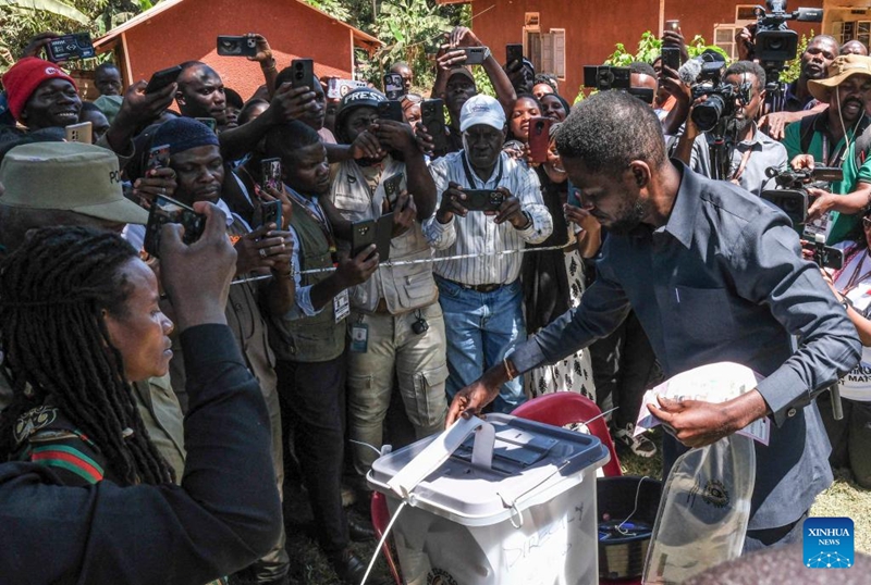 Robert Kyagulanyi, mgombea urais kutoka chama cha NUP (National Unity Platform), akipiga kura kwenye kituo cha kupigia kura katika Wilaya ya Wakiso, Uganda, Januari 15, 2026. (Picha na Mary Kansiime/Xinhua)