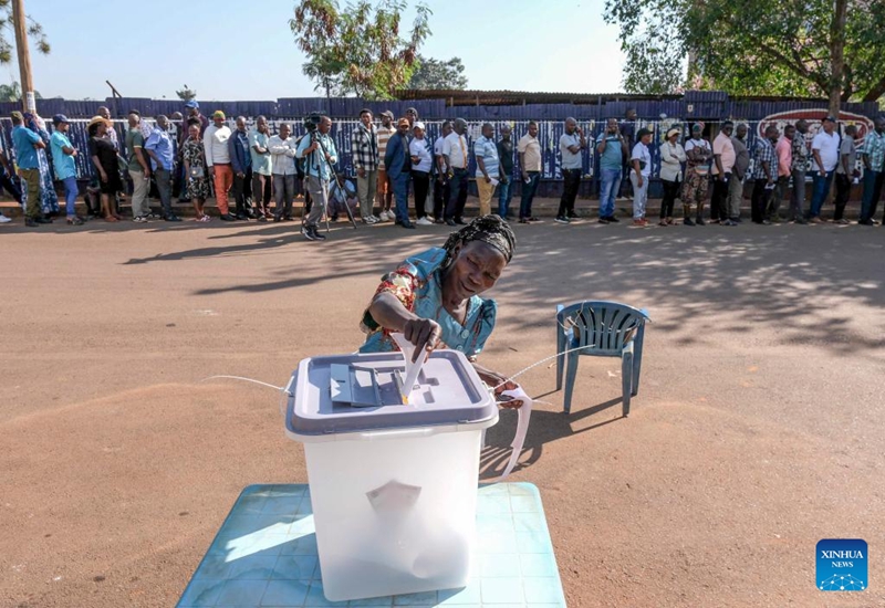 Mwanamke akipiga kura kwenye kituo cha kupigia kura jijini Kampala, Uganda, Januari 15, 2026 (Picha na Mary Kansiime/Xinhua)