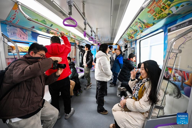 Abiria wakipiga picha ndani ya treni ya Reli ya Usafiri wa Umma ya Njia No. Z4 mjini Tianjin, Kaskazini mwa China, Januari 18, 2026. (Xinhua/Zhao Zishuo)