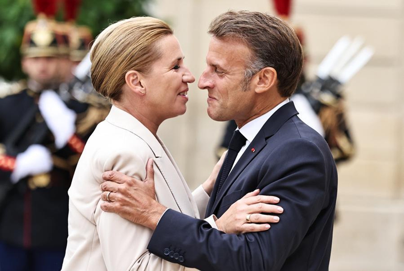 Rais wa Ufaransa Emmanuel Macron (kulia) akisalimiana na Waziri Mkuu wa Denmark Mette Frederiksen alipowasili kuhudhuria mkutano wa "Muungano wa Walio tayari" kwenye Ikulu ya Elysee jijini Paris, Ufaransa, Septemba 4, 2025. (Xinhua/Gao Jing)