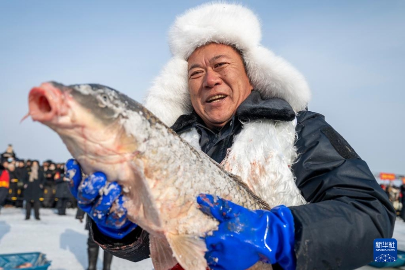 Maelfu ya samaki wakirukaruka, watu wapata uzoefu wa uvuvi wa majira ya baridi katika ziwa la mpaka wa China na Russia