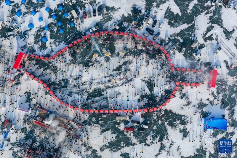 Maelfu ya samaki wakirukaruka, watu wapata uzoefu wa uvuvi wa majira ya baridi katika ziwa la mpaka wa China na Russia