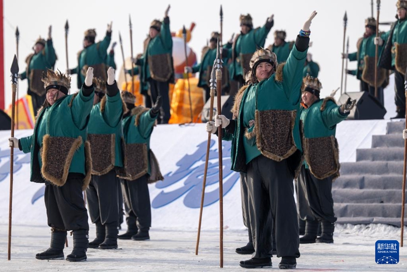 Maelfu ya samaki wakirukaruka, watu wapata uzoefu wa uvuvi wa majira ya baridi katika ziwa la mpaka wa China na Russia