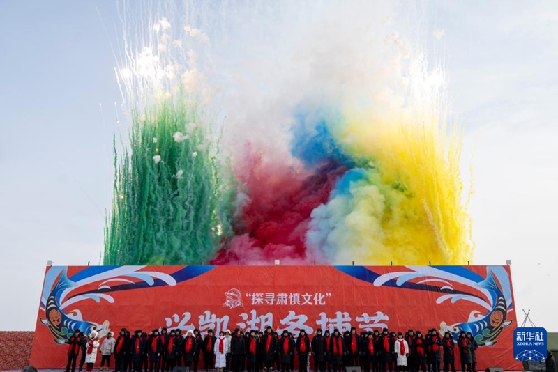 Maelfu ya samaki wakirukaruka, watu wapata uzoefu wa uvuvi wa majira ya baridi katika ziwa la mpaka wa China na Russia