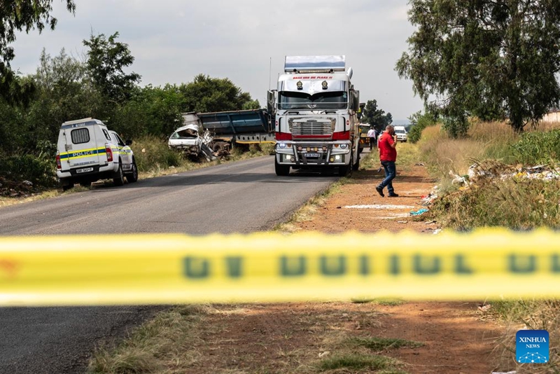 Picha hii iliyopigwa Januari 19, 2026 ikionyesha hali baada ya ajali kugongana kati ya basi dogo la shule na lori, Vanderbijlpark, kusini mwa Johannesburg, Afrika Kusini. (Picha na Shiraaz Mohamed/Xinhua)