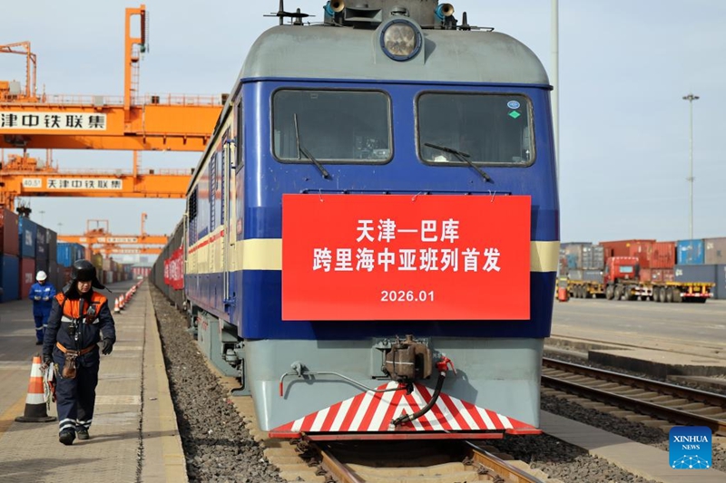 Picha hii iliyopigwa Januari 19, 2026 ikionyesha treni ya kwanza ya mizigo ya kuvuka Bahari ya Caspian  inayosafirisha bidhaa kati ya China na Asia ya Kati ikifunga safari kutoka Mji wa Tianjin, kaskazini mwa China. (Xinhua/Li Ran)