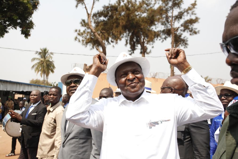 Rais aliye madarakani sasa Faustin-Archange Touadera akisalimia watu baada ya tangazo la matokeo ya mwisho ya uchaguzi wa rais huko Bangui, Jamhuri ya Afrika ya Kati, Januari 19, 2026. (Xinhua)