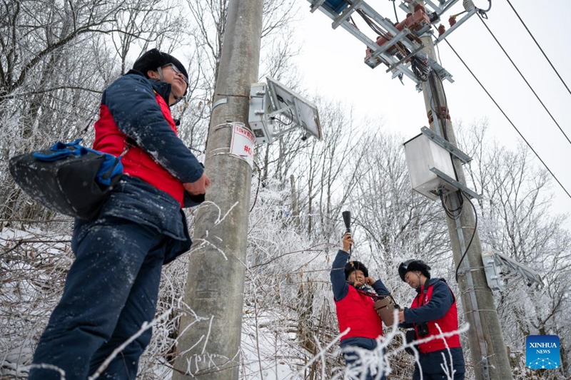 Wafanyakazi wa ukarabati wahakikisha utulivu wa gridi ya umeme huku kukiwa na barafu kali mkoani Hubei, China.