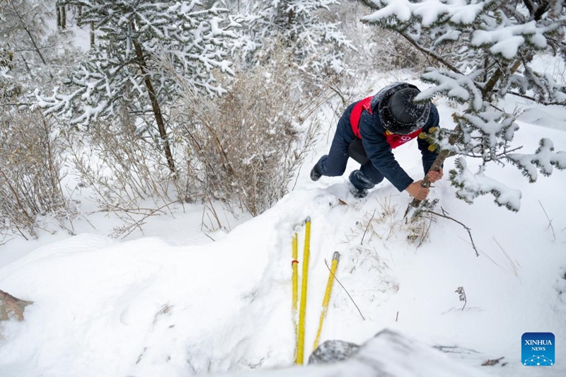 Wafanyakazi wa ukarabati wahakikisha utulivu wa gridi ya umeme huku kukiwa na barafu kali mkoani Hubei, China.