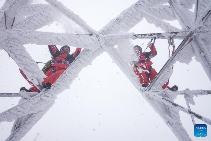 Wafanyakazi wa ukarabati wahakikisha utulivu wa gridi ya umeme huku kukiwa na barafu kali mkoani Hubei, China.