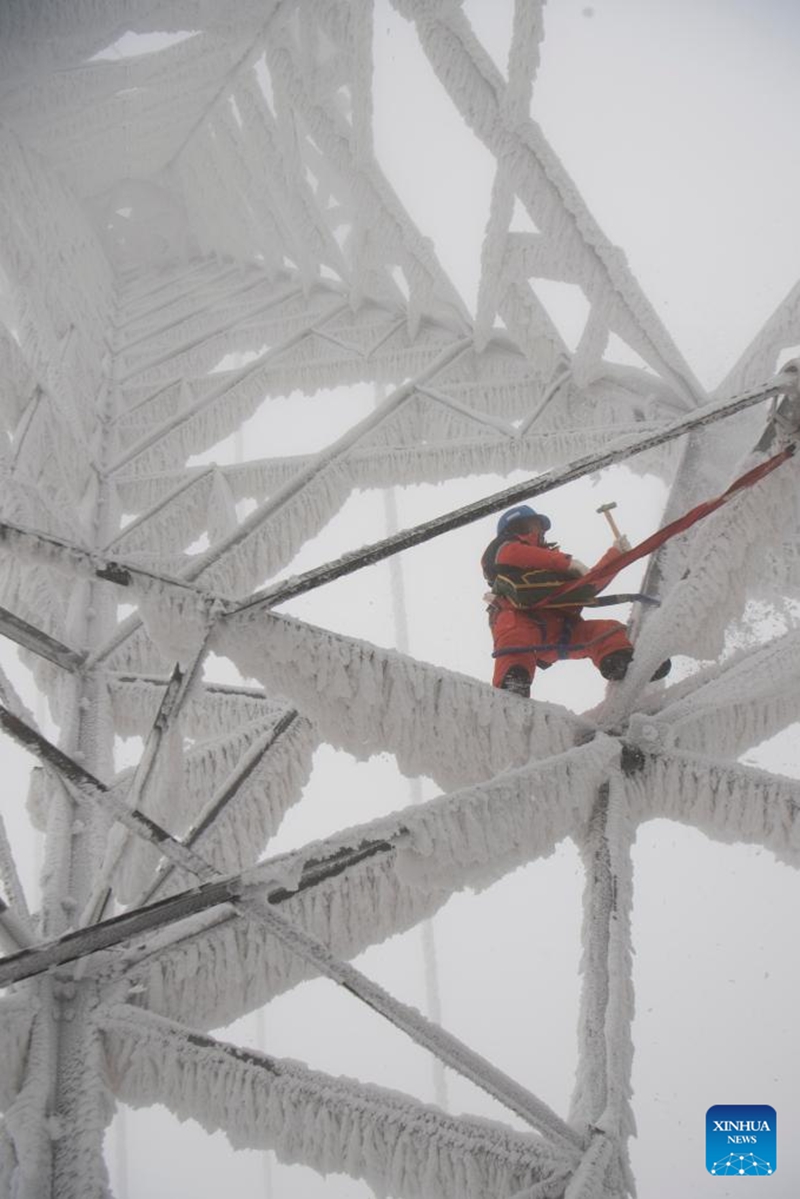 Wafanyakazi wa ukarabati wahakikisha utulivu wa gridi ya umeme huku kukiwa na barafu kali mkoani Hubei, China.