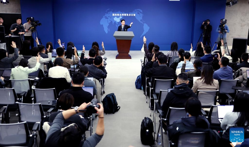 Peng Qing'en, msemaji wa Ofisi ya Masuala ya Taiwan ya Baraza la Serikali la China, akionesha ishara kwenye mkutano na waandishi wa habari mjini Beijing, mji mkuu wa China, Januari 21, 2026. (Xinhua/Pan Xu)