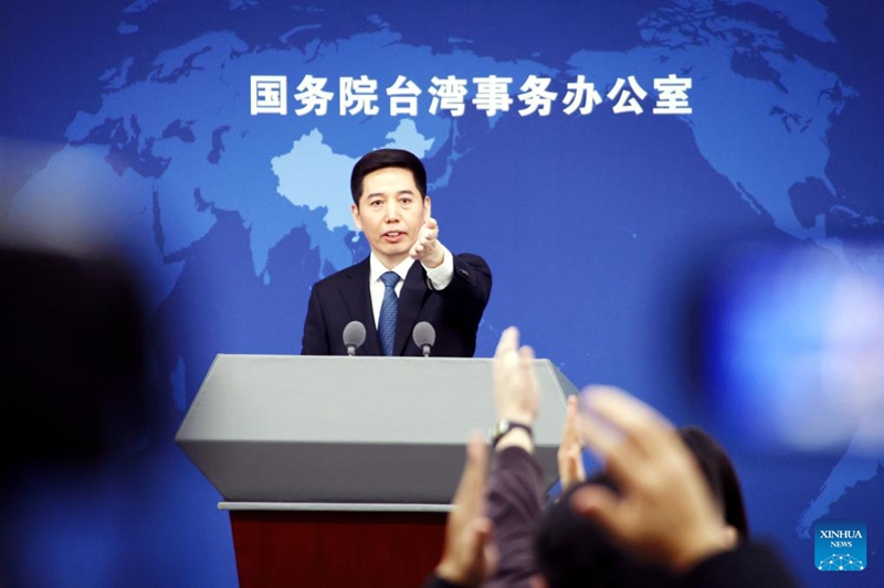 Peng Qing'en, msemaji wa Ofisi ya Masuala ya Taiwan ya Baraza la Serikali la China, akionesha ishara kwenye mkutano na waandishi wa habari mjini Beijing, mji mkuu wa China, Januari 21, 2026. (Xinhua/Pan Xu)